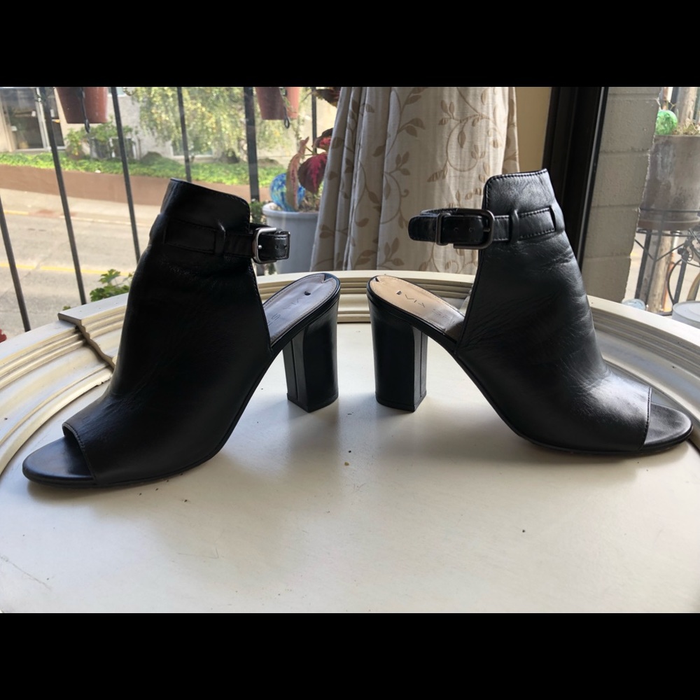 Beautiful Via Spiga Shooties 7.5 Genuine Leather